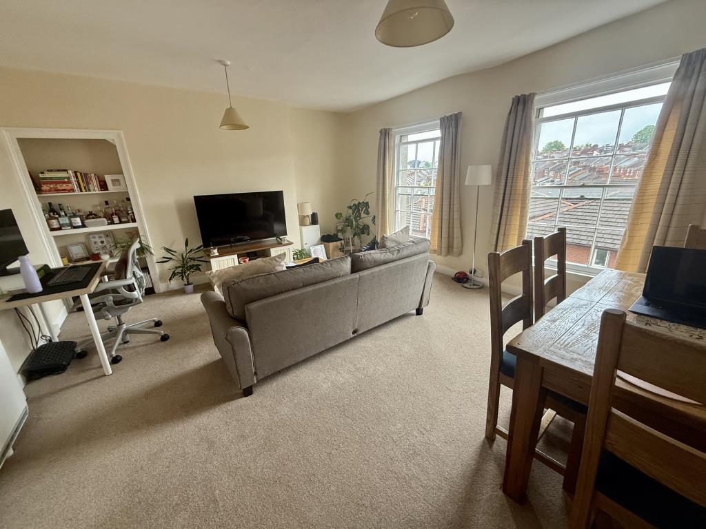 Lot: 121 - FREEHOLD INVESTMENT COMPRISING FOUR APARTMENTS CLOSE TO THE CITY CENTRE - Flat 4-Living/dining room